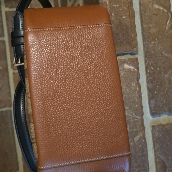 Coach Jules - Picture 5 of 9